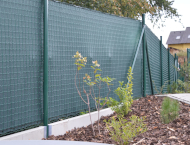 Montáž plotu ze svařovaného pletiva - Hromnice Montáž svařovaného pletiva Voliplast na sloupky s prolisem - Hromnice